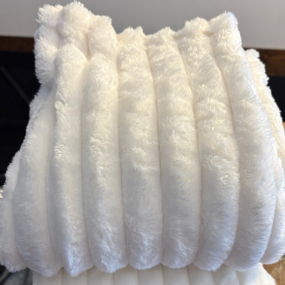 🟩🪷Bedsure Fleece Throw Blanket, White, 50" x 70" - Picture 2 of 2